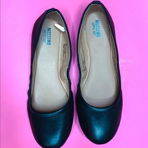 Black ballet flats